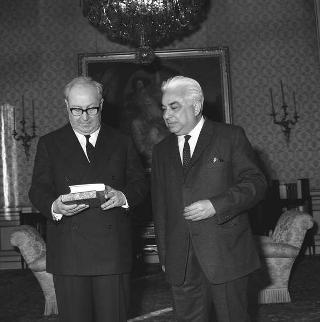 Giuseppe Longo, direttore de "Il Gazzettino" di Venezia, per fare omaggio al Presidente della Repubblica Giuseppe Saragat del suo volume "Il tempo ed il luogo"
