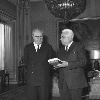 Giuseppe Longo, direttore de "Il Gazzettino" di Venezia, per fare omaggio al Presidente della Repubblica Giuseppe Saragat del suo volume "Il tempo ed il luogo"