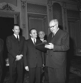 Il Presidente della Repubblica Giuseppe Saragat incontra Gilberto Bernabei, Presidente dell'Ente nazionale gente dell'aria, con il Comitato coordinatore del Convegno su "I problemi del lavoro nell'aviazione civile"