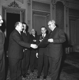 Il Presidente della Repubblica Giuseppe Saragat incontra Gilberto Bernabei, Presidente dell'Ente nazionale gente dell'aria, con il Comitato coordinatore del Convegno su "I problemi del lavoro nell'aviazione civile"