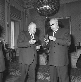 Il Presidente della Repubblica Giuseppe Saragat riceve in udienza Sergio Casaltoli, Presidente della Confederazione generale del commercio e del turismo, con la Giunta della Confederazione
