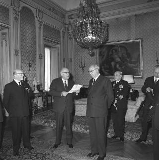 Il Presidente della Repubblica Giuseppe Saragat riceve in udienza Sergio Casaltoli, Presidente della Confederazione generale del commercio e del turismo, con la Giunta della Confederazione