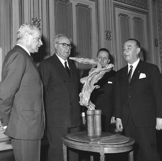 Il Presidente della Repubblica Giuseppe Saragat riceve la visita di omaggio di Guido Jarach, Presidente del Comitato esecutivo per il "Monumento ai Marinai d'Italia", con alcuni esponenti del Comitato, per fare omaggio del modello in bronzo del Monumento