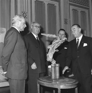 Il Presidente della Repubblica Giuseppe Saragat riceve la visita di omaggio di Guido Jarach, Presidente del Comitato esecutivo per il "Monumento ai Marinai d'Italia", con alcuni esponenti del Comitato, per fare omaggio del modello in bronzo del Monumento