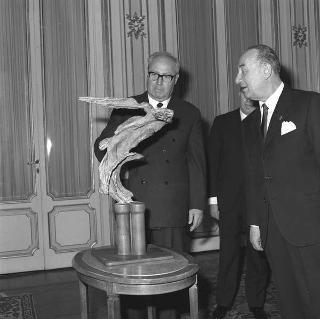 Il Presidente della Repubblica Giuseppe Saragat riceve la visita di omaggio di Guido Jarach, Presidente del Comitato esecutivo per il "Monumento ai Marinai d'Italia", con alcuni esponenti del Comitato, per fare omaggio del modello in bronzo del Monumento