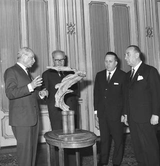 Il Presidente della Repubblica Giuseppe Saragat riceve la visita di omaggio di Guido Jarach, Presidente del Comitato esecutivo per il "Monumento ai Marinai d'Italia", con alcuni esponenti del Comitato, per fare omaggio del modello in bronzo del Monumento