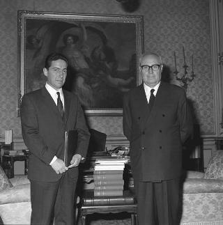 Il Presidente della Repubblica Giuseppe Saragat con l'editore Alessandro Olschki per fare omaggio di alcune opere edite dalla Casa editrice