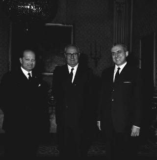 Il Presidente della Repubblica Giuseppe Saragat riceve in udienza Pier Luigi Zampetti, direttore dell'Istituto di scienze politiche dell'Università di Trieste, con il prof. Guido Gerin, segretario dell'Associazione italiana di dottrina dello Stato