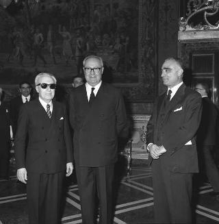 Il Presidente della Repubblica Giuseppe Saragat riceve in udienza Luigi Barzini, Presidente dell'Associazione stampa romana, con il Consiglio direttivo, i componenti la giuria dell'VIII Premio giornalistico internazionale "Città di Roma" ed i vincitori
