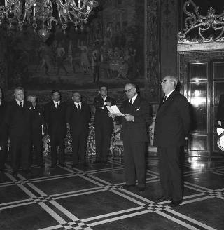 Il Presidente della Repubblica Giuseppe Saragat riceve in udienza Luigi Barzini, Presidente dell'Associazione stampa romana, con il Consiglio direttivo, i componenti la giuria dell'VIII Premio giornalistico internazionale "Città di Roma" ed i vincitori