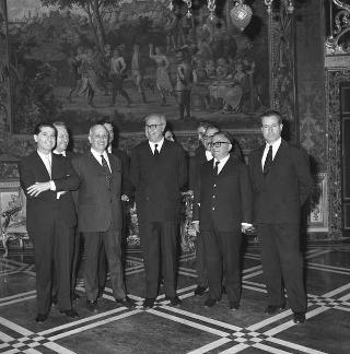Il Presidente della Repubblica Giuseppe Saragat riceve in udienza Luigi Barzini, Presidente dell'Associazione stampa romana, con il Consiglio direttivo, i componenti la giuria dell'VIII Premio giornalistico internazionale "Città di Roma" ed i vincitori