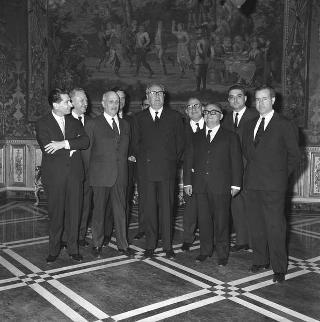 Il Presidente della Repubblica Giuseppe Saragat riceve in udienza Luigi Barzini, Presidente dell'Associazione stampa romana, con il Consiglio direttivo, i componenti la giuria dell'VIII Premio giornalistico internazionale "Città di Roma" ed i vincitori