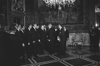 Il Presidente della Repubblica Giuseppe Saragat riceve in udienza Luigi Barzini, Presidente dell'Associazione stampa romana, con il Consiglio direttivo, i componenti la giuria dell'VIII Premio giornalistico internazionale "Città di Roma" ed i vincitori
