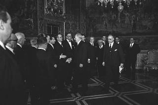 Il Presidente della Repubblica Giuseppe Saragat riceve in udienza Luigi Barzini, Presidente dell'Associazione stampa romana, con il Consiglio direttivo, i componenti la giuria dell'VIII Premio giornalistico internazionale "Città di Roma" ed i vincitori