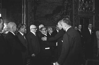 Il Presidente della Repubblica Giuseppe Saragat riceve in udienza Luigi Barzini, Presidente dell'Associazione stampa romana, con il Consiglio direttivo, i componenti la giuria dell'VIII Premio giornalistico internazionale "Città di Roma" ed i vincitori