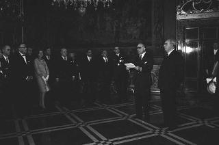 Il Presidente della Repubblica Giuseppe Saragat riceve in udienza Luigi Barzini, Presidente dell'Associazione stampa romana, con il Consiglio direttivo, i componenti la giuria dell'VIII Premio giornalistico internazionale "Città di Roma" ed i vincitori