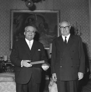 Il Presidente della Repubblica Giuseppe Saragat riceve in udienza Giuseppe Giaroli, Presidente del Monte di credito su pegno di Milano