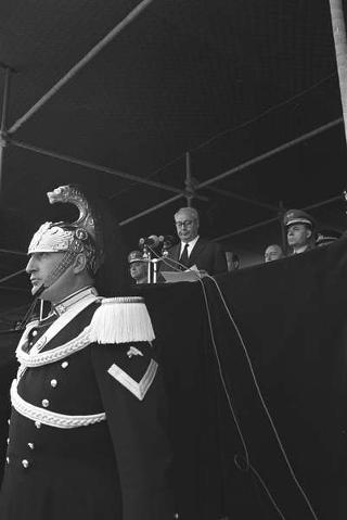 Intervento del Presidente della Repubblica Giuseppe Saragat  al giuramento collettivo di reclute delle tre Forze Armate Roma, Piazza di Siena