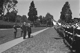 Intervento del Presidente della Repubblica Giuseppe Saragat  al giuramento collettivo di reclute delle tre Forze Armate Roma, Piazza di Siena