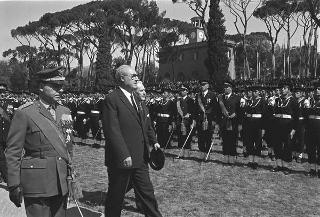 Intervento del Presidente della Repubblica Giuseppe Saragat  al giuramento collettivo di reclute delle tre Forze Armate Roma, Piazza di Siena