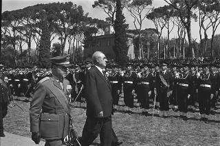 Intervento del Presidente della Repubblica Giuseppe Saragat  al giuramento collettivo di reclute delle tre Forze Armate Roma, Piazza di Siena