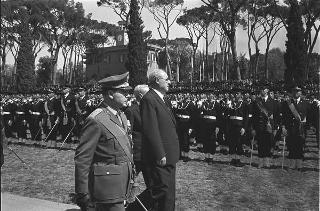 Intervento del Presidente della Repubblica Giuseppe Saragat  al giuramento collettivo di reclute delle tre Forze Armate Roma, Piazza di Siena