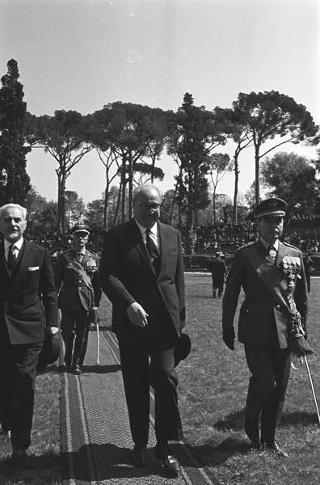 Intervento del Presidente della Repubblica Giuseppe Saragat  al giuramento collettivo di reclute delle tre Forze Armate Roma, Piazza di Siena
