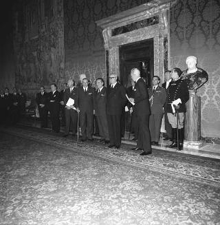 Visita di omaggio al Presidente della Repubblica Giuseppe Saragat di Nicolò Carandini, Presidente dell'Alitalia, con un gruppo di dipendenti in servizio da oltre 20 anni