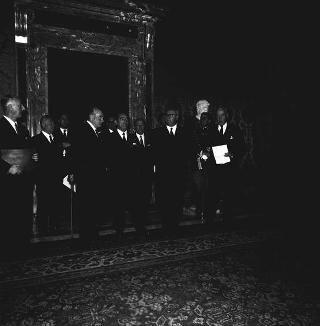 Visita di omaggio al Presidente della Repubblica Giuseppe Saragat di Nicolò Carandini, Presidente dell'Alitalia, con un gruppo di dipendenti in servizio da oltre 20 anni