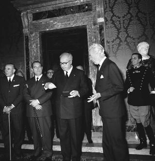Visita di omaggio al Presidente della Repubblica Giuseppe Saragat di Nicolò Carandini, Presidente dell'Alitalia, con un gruppo di dipendenti in servizio da oltre 20 anni