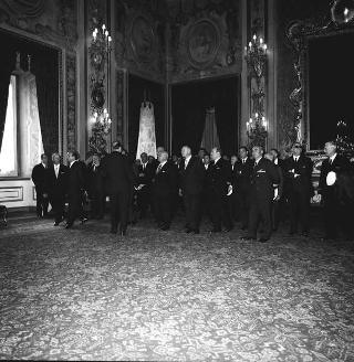 Visita di omaggio al Presidente della Repubblica Giuseppe Saragat di Nicolò Carandini, Presidente dell'Alitalia, con un gruppo di dipendenti in servizio da oltre 20 anni
