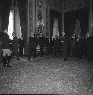 Visita di omaggio al Presidente della Repubblica Giuseppe Saragat di Nicolò Carandini, Presidente dell'Alitalia, con un gruppo di dipendenti in servizio da oltre 20 anni