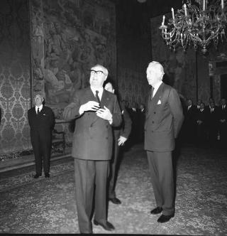Visita di omaggio al Presidente della Repubblica Giuseppe Saragat di Nicolò Carandini, Presidente dell'Alitalia, con un gruppo di dipendenti in servizio da oltre 20 anni