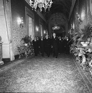 Visita di omaggio al Presidente della Repubblica Giuseppe Saragat di Nicolò Carandini, Presidente dell'Alitalia, con un gruppo di dipendenti in servizio da oltre 20 anni