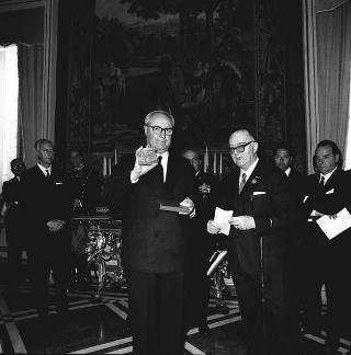 Udienza con il Presidente della Repubblica Giuseppe Saragat di Pietro Ricci, Presidente dell'Associazione nazionale dei mutilati ed invalidi di guerra, con i rappresentanti della Federazione mondiale ex combattenti ed il Comitato centrale dell'Associazione