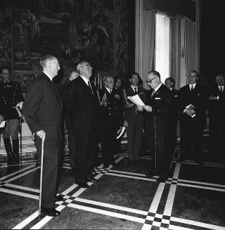 Udienza con il Presidente della Repubblica Giuseppe Saragat di Pietro Ricci, Presidente dell'Associazione nazionale dei mutilati ed invalidi di guerra, con i rappresentanti della Federazione mondiale ex combattenti ed il Comitato centrale dell'Associazione