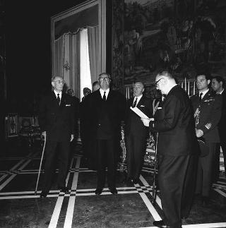 Udienza con il Presidente della Repubblica Giuseppe Saragat di Pietro Ricci, Presidente dell'Associazione nazionale dei mutilati ed invalidi di guerra, con i rappresentanti della Federazione mondiale ex combattenti ed il Comitato centrale dell'Associazione