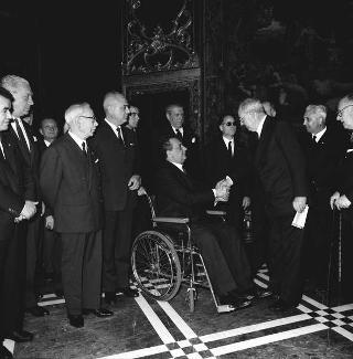 Udienza con il Presidente della Repubblica Giuseppe Saragat di Pietro Ricci, Presidente dell'Associazione nazionale dei mutilati ed invalidi di guerra, con i rappresentanti della Federazione mondiale ex combattenti ed il Comitato centrale dell'Associazione