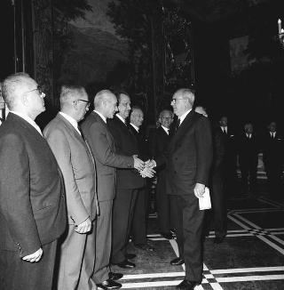 Udienza con il Presidente della Repubblica Giuseppe Saragat di Pietro Ricci, Presidente dell'Associazione nazionale dei mutilati ed invalidi di guerra, con i rappresentanti della Federazione mondiale ex combattenti ed il Comitato centrale dell'Associazione