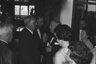 Visita del Presidente Saragat alla Fondazione "Giuseppina Saragat" con Luigi Antonini e un gruppo di sindacalisti italo-americani. Anzio (Roma)