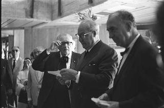 Visita del Presidente Saragat alla Fondazione "Giuseppina Saragat" con Luigi Antonini e un gruppo di sindacalisti italo-americani. Anzio (Roma)