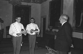 Visita di omaggio al Presidente della Repubblica Giuseppe Saragat a Castelporziano da parte degli allievi dell'Accademia di Modena