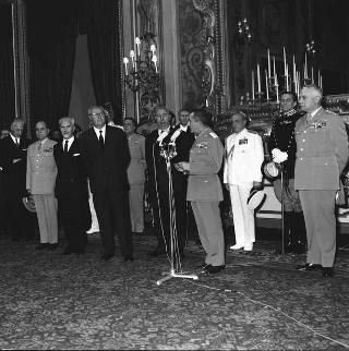 Visita di omaggio al Presidente della Repubblica Giuseppe Saragat del Generale di Corpo d'Armata Carlo Ciglieri, Comandante generale dell'Arma dei Carabinieri, con una rappresentanza dell'Arma, per il 153° anniversario della fondazione dell'Arma
