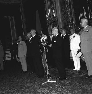 Visita di omaggio al Presidente della Repubblica Giuseppe Saragat del Generale di Corpo d'Armata Carlo Ciglieri, Comandante generale dell'Arma dei Carabinieri, con una rappresentanza dell'Arma, per il 153° anniversario della fondazione dell'Arma