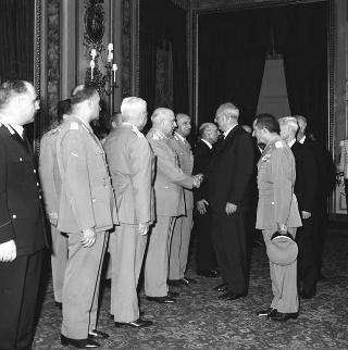 Visita di omaggio al Presidente della Repubblica Giuseppe Saragat del Generale di Corpo d'Armata Carlo Ciglieri, Comandante generale dell'Arma dei Carabinieri, con una rappresentanza dell'Arma, per il 153° anniversario della fondazione dell'Arma