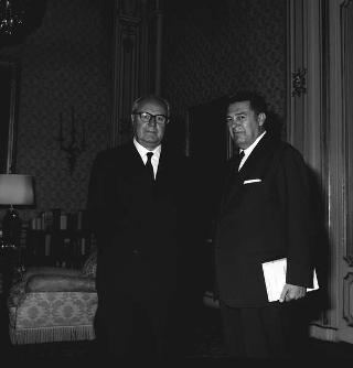 Il Presidente della Repubblica Giuseppe Saragat con Mario Marino Guadalupi, Sottosegretario di stato alla difesa
