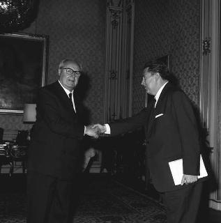 Il Presidente della Repubblica Giuseppe Saragat con Mario Marino Guadalupi, Sottosegretario di stato alla difesa