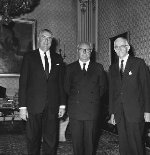 Il Presidente della Repubblica Giuseppe Saragat riceve in udienza Edward Gough Whitlam, Segretario generale del Partito laburista australiano, con l'ambasciatore australiano a Roma Alfred Stirling