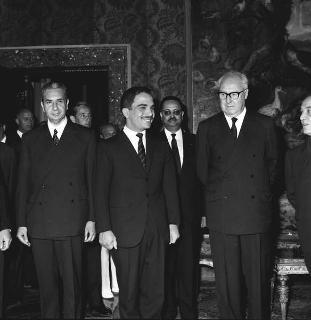 Re Hussein di Giordania, con Aldo Moro, Presidente del Consiglio, Amintore Fanfani, Ministro degli esteri, e Abdel Hamid Siraj, ambasciatore giordano a Roma