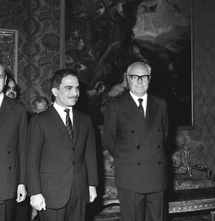 Re Hussein di Giordania, con Aldo Moro, Presidente del Consiglio, Amintore Fanfani, Ministro degli esteri, e Abdel Hamid Siraj, ambasciatore giordano a Roma